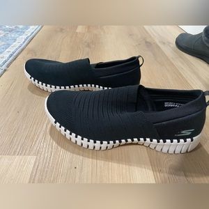 Skechers go walk, woman’s size 10